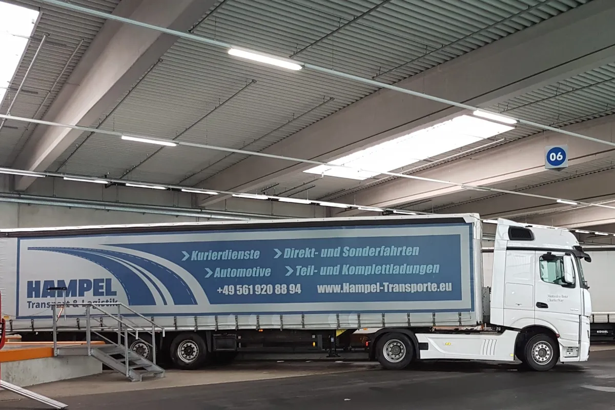 Planenauflieger (Tautliner/Curtainsider) Kofferauflieger und Kühlgutauflieger Edscha Mega LBW